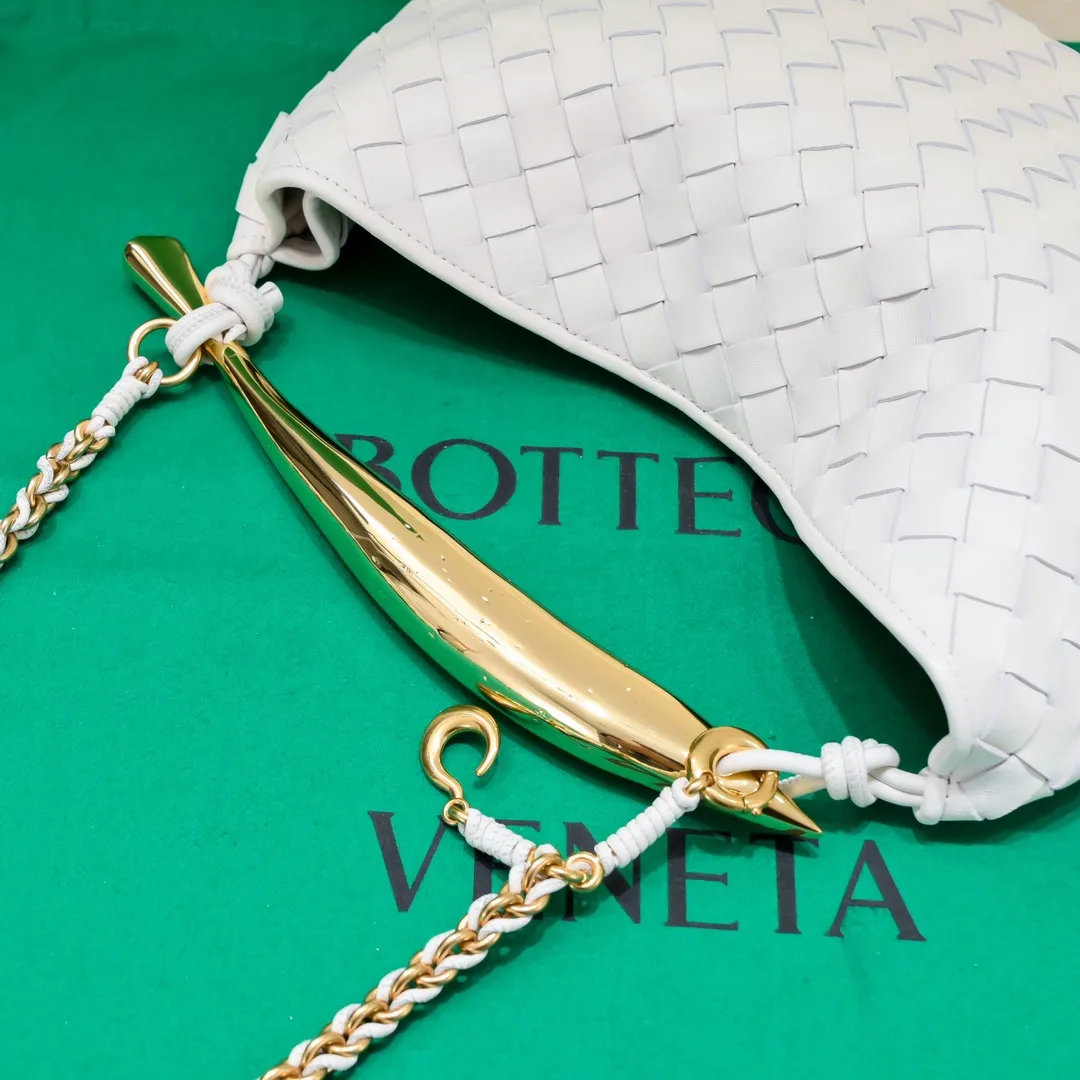 Batch 1860 Bv2024 early spring new product ⛓️Chain SARDINE 💙 Upgraded chain shoulder strap ⛓️ Chic and high-end, showing the fashion taste of urban women! Metal handles and classic weaving are combined together to perfectly integrate art and elegance. Through exquisite craftsmanship, new sardine-shaped handles are cast, and the brass material is the finishing touch. Each handle has a unique light-floating effect. The top-grade sheepskin material is woven to create a half-moon-shaped bag body, which has a fleshy touch and satisfies the preferences of those who pay attention to details. It is the most outstanding fashionable item for any occasion! 💕 Size: 33x20x4, Model: 6768#